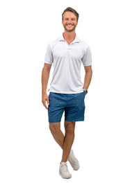 Man wearing Spin Short in Tessel Print, highlighting the athletic fit and multiple pockets, ideal for tennis.
